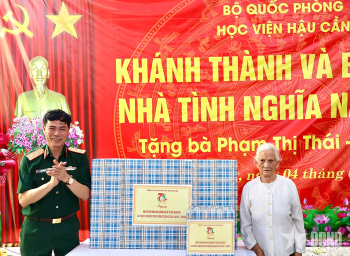 Lãnh đạo Học viện Hậu cần trao quà tặng gia đình bà Phạm Thị Thái.