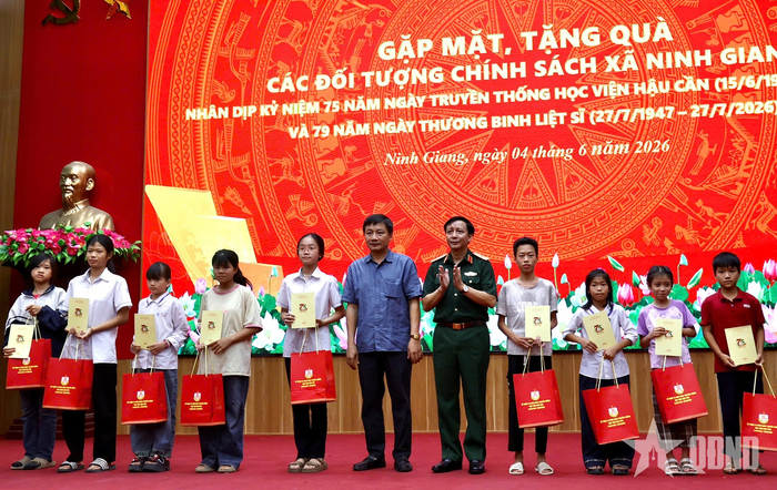 Lãnh đạo Học viện Hậu cần và xã Ninh Giang trao quà tặng học sinh nghèo vượt khó. 