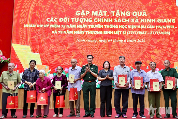 Lãnh đạo Học viện Hậu cần và xã Yên Trạch trao quà tặng các gia đình chính sách, người có công với cách mạng. 