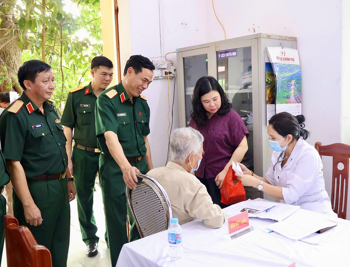 Lãnh đạo Học viện Hậu cần và xã Ninh Giang thăm hỏi, động viên người cao tuổi, người có công với cách mạng, đối tượng chính sách. 