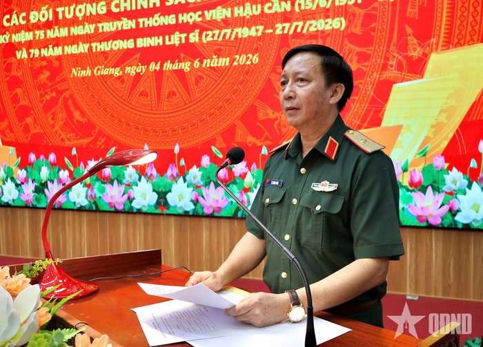 Thiếu tướng Lê Thành Long phát biểu tại chương trình gặp mặt. 