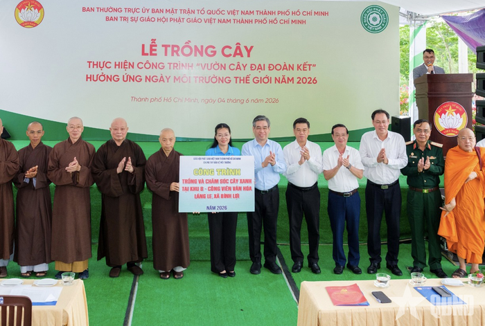 Ban Thường trực Ủy ban MTTQ Việt Nam TP Hồ Chí Minh phối hợp với Ban Trị sự Giáo hội Phật giáo Việt Nam Thành phố tặng công trình vườn cây tại xã Bình Lợi.