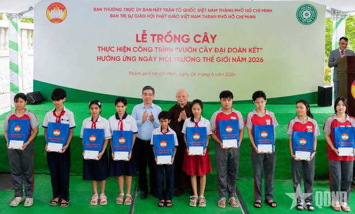 Đại diện các đơn vị trao học bổng tặng học sinh hoàn cảnh khó khăn. 