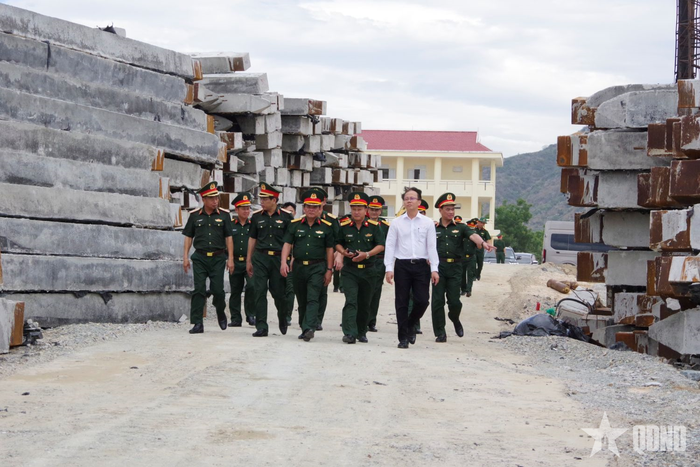 Các đại biểu tham quan vị trí xây dựng công trình. 