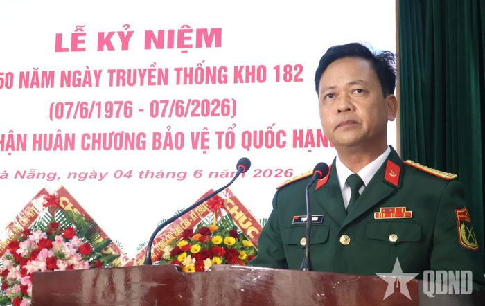  Đại tá Phạm Văn Hường, Chủ nhiệm Kho 182 đọc diễn văn lễ kỷ niệm. 