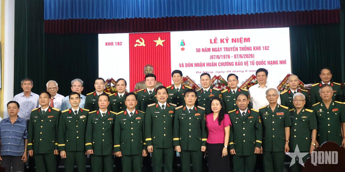  Các đại biểu chụp ảnh lưu niệm. 