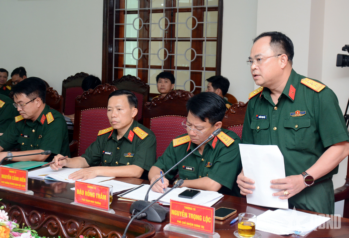  Thượng tá Nguyễn Trọng Lộc, Phó chủ nhiệm Chính trị Bộ CHQS tỉnh Nghệ An báo cáo các nội dung liên quan tại buổi khảo sát. 