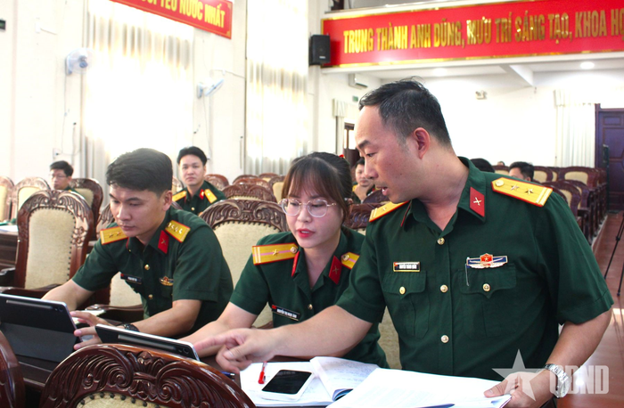  Các cán bộ, nhân viên thực hành các nội dung. 