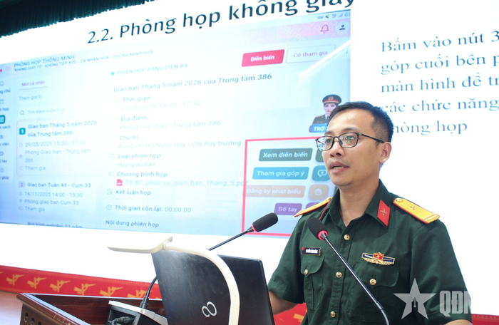  Giảng viên giới thiệu các nội dung tại lớp tập huấn.