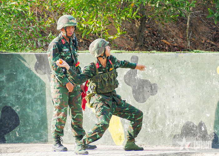  Chiến sĩ mới thực hành ném lựu đạn. 