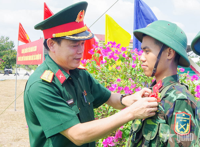 Đại tá Trần Hoàng Giang, Chính ủy Sư đoàn 5 trao “Hoa bắn giỏi” cho các chiến sĩ đạt kết quả cao. 
