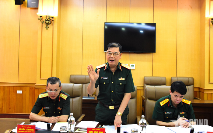 Các đại biểu thảo luận tại phiên họp. 