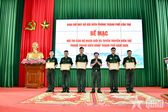  Ban tổ chức trao giấy khen tặng các tập thể, cá nhân đạt thành tích cao tại Hội thi Cán bộ Đoàn giỏi và tuyên truyền viên trẻ năm 2026. 