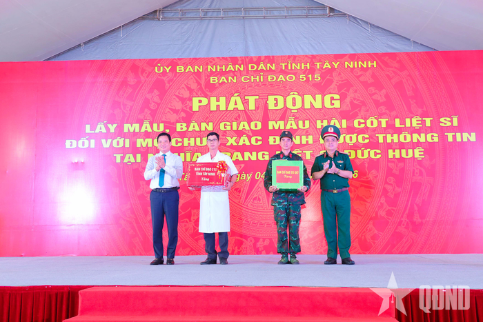 Đại biểu tặng quà động viên các lực lượng làm nhiệm vụ. 