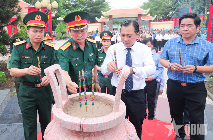  Đại biểu dâng hương tri ân các anh hùng liệt sĩ. 
