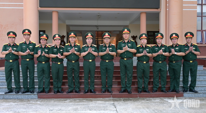 Thượng tướng Đỗ Xuân Tụng với lãnh đạo, chỉ huy Lữ đoàn 950, Quân khu 9. 