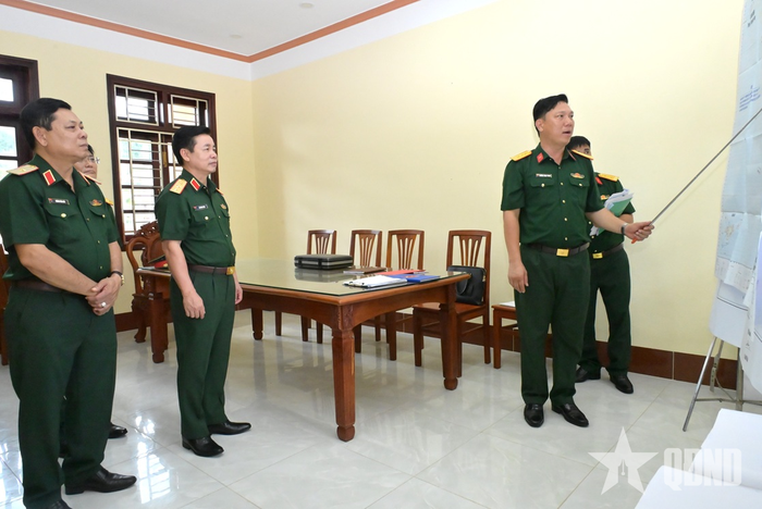Thượng tướng Đỗ Xuân Tụng kiểm tra kế hoạch sẵn sàng chiến đấu bảo vệ Sở chỉ huy Lữ đoàn 950, Quân khu 9. 