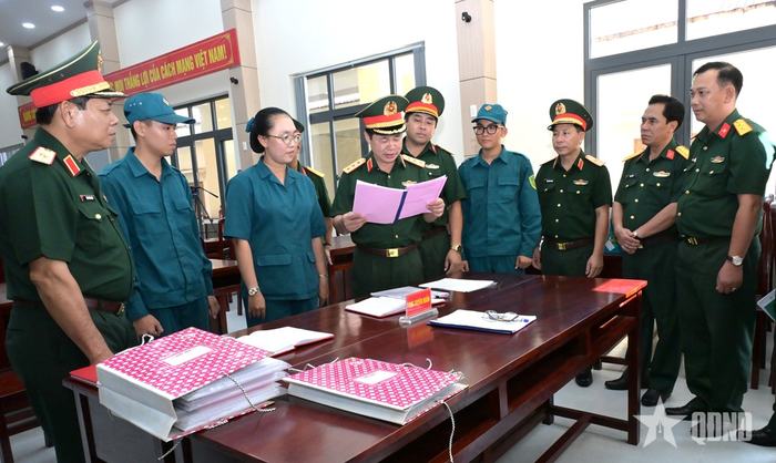  Thượng tướng Đỗ Xuân Tụng kiểm tra sổ sách hoạt động công tác Đảng, công tác chính trị tại Ban CHQS đặc khu Phú Quốc, tỉnh An Giang. 