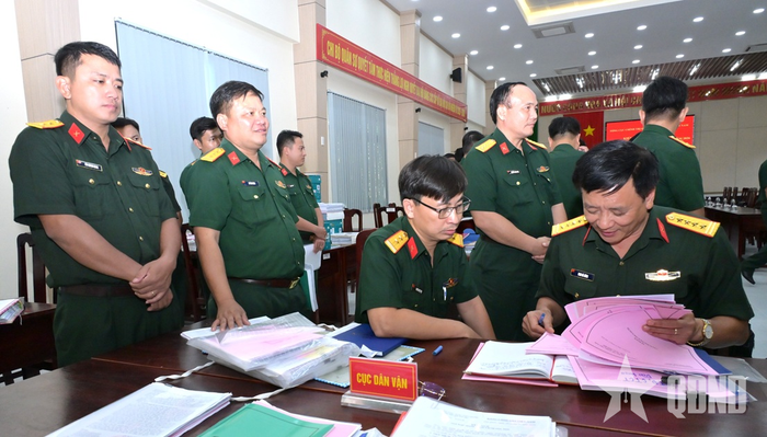 Thành viên đoàn công tác kiểm tra hệ thống sổ sách hoạt động công tác Đảng, công tác chính trị tại Ban CHQS đặc khu Phú Quốc, tỉnh An Giang. 