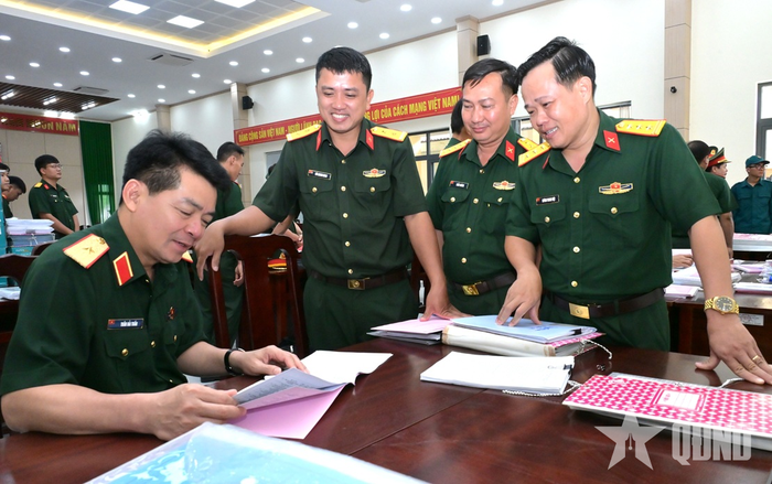 Thành viên đoàn công tác kiểm tra hệ thống sổ sách công tác cán bộ tại Ban CHQS đặc khu Phú Quốc, tỉnh An Giang. 