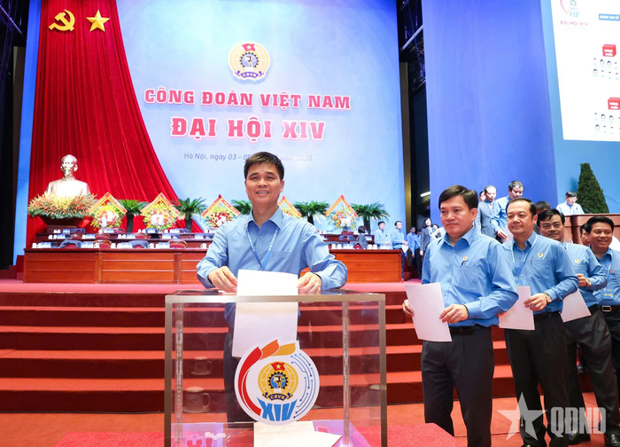  Các đại biểu bỏ phiếu bầu Ban chấp hành Tổng Liên đoàn Lao động Việt Nam khóa XIV.