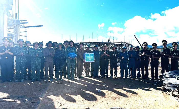 Đại tá Phan Văn Thí kiểm tra, tặng quà động viên cán bộ, chiến sĩ tham gia xây dựng Trường Phổ thông nội trú liên cấp Tiểu học và THCS xã La Dêê.
