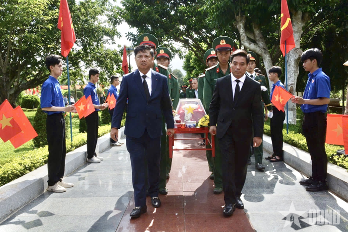  Đồng chí Nguyễn Doãn Anh, Ủy viên Trung ương Đảng, Phó chủ tịch Quốc hội và đồng chí Lương Nguyễn Minh Triết, Ủy viên Trung ương Đảng, Bí thư Tỉnh ủy Đắk Lắk tiễn đưa các liệt sĩ về nơi an nghỉ cuối cùng.