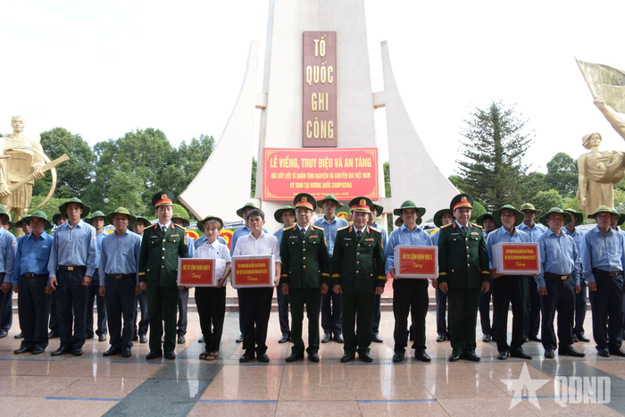Đại diện Ban Chỉ đạo Quốc gia về tìm kiếm, quy tập và xác định danh tính hài cốt liệt sĩ và lãnh đạo Quân khu 5 tặng quà động viên Đội K51 và Ban Quản trang Nghĩa trang liệt sĩ tỉnh Đắk Lắk.