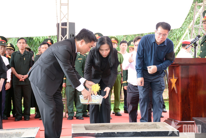 Phó chủ tịch Quốc hội Nguyễn Doãn Anh và các đại biểu thực hiện nghi thức an táng hài cốt liệt sĩ. 