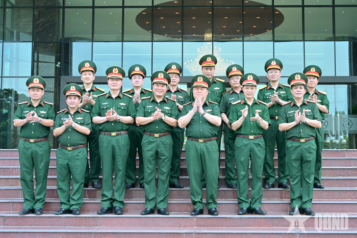 Đại tướng Nguyễn Trọng Nghĩa và các đồng chí lãnh đạo, chỉ huy Bộ tư lệnh 86 chụp ảnh chung. 
