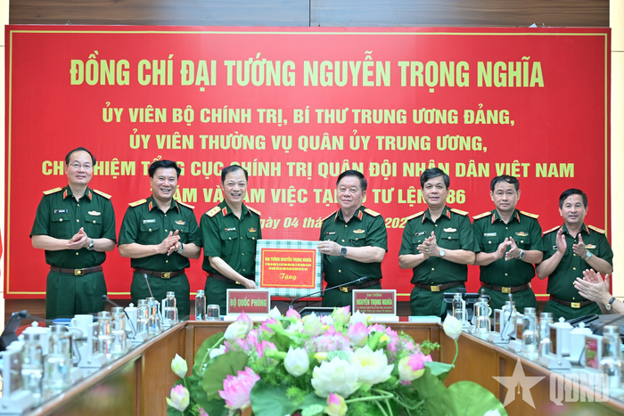  Đại tướng Nguyễn Trọng Nghĩa tặng quà Bộ tư lệnh 86.