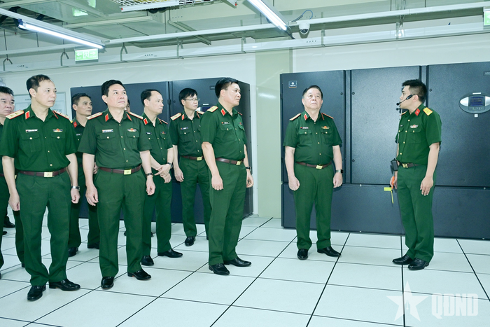 Đại tướng Nguyễn Trọng Nghĩa thăm Trung tâm Điều hành và Trung tâm Dữ liệu/Bộ tư lệnh 86. 