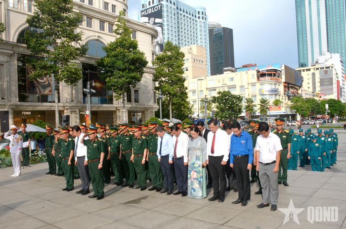  Đoàn đại biểu mặc niệm tưởng nhớ công lao to lớn của Chủ tịch Hồ Chí Minh.
