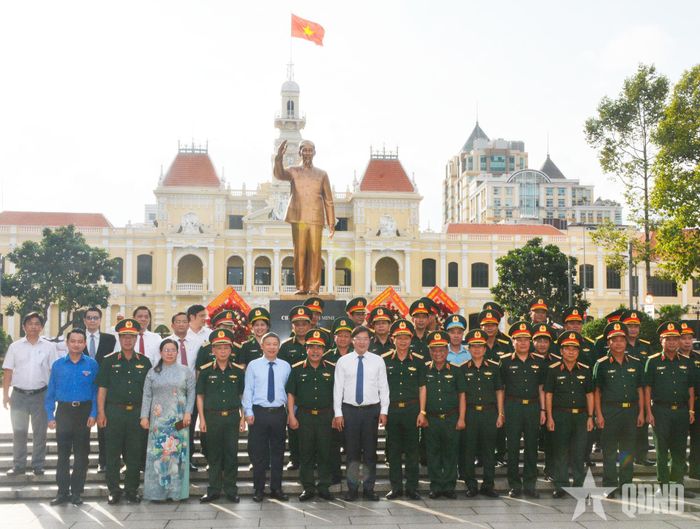 Đoàn đại biểu chụp ảnh lưu niệm tại Công viên Tượng đài Chủ tịch Hồ Chí Minh. 