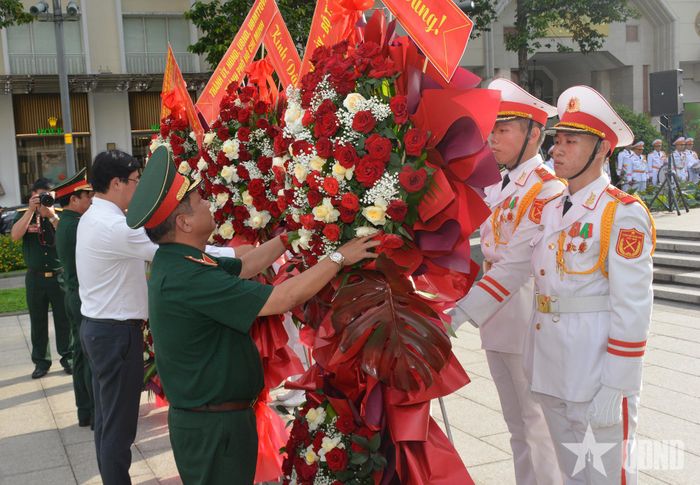  Lãnh đạo Thành ủy TP Hồ Chí Minh, thủ trưởng Bộ Tổng Tham mưu, Quân khu 7 chỉnh hoa dâng lên Chủ tịch Hồ Chí Minh. 