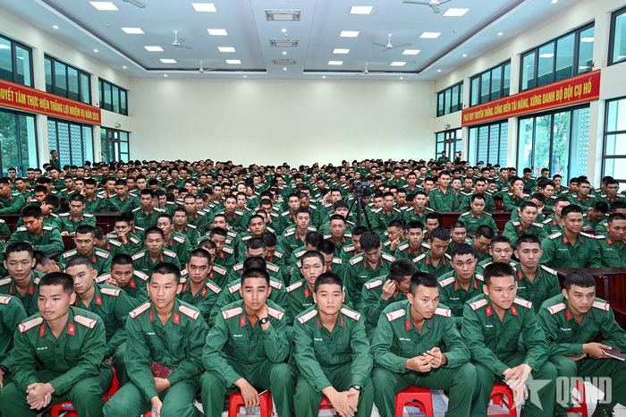 Chiến sĩ mới tại buổi đối thoại. 