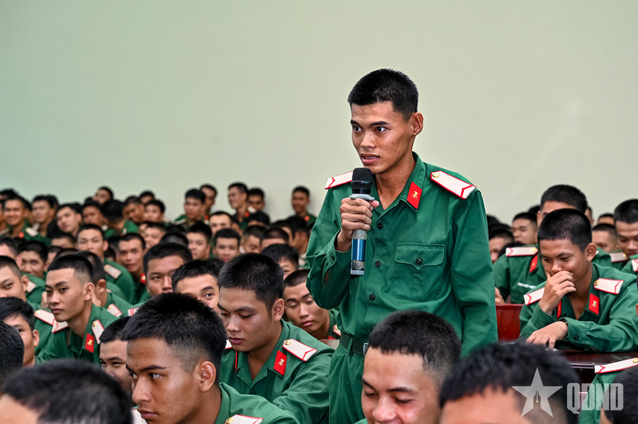 Chiến sĩ mới phát biểu đối thoại. 