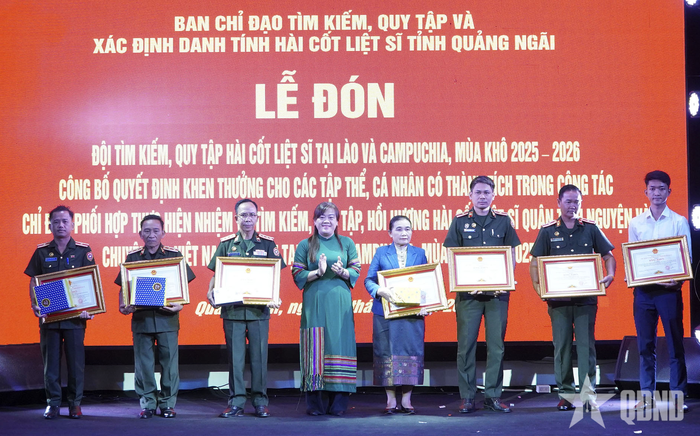 Đại diện lãnh đạo tỉnh Quảng Ngãi trao bằng khen tặng các tập thể, cá nhân của Lào và Campuchia. 