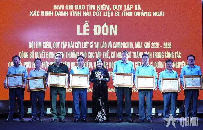 Đồng chí Y Ngọc, Phó chủ tịch Thường trực Ủy ban nhân dân tỉnh, Trưởng Ban chỉ đạo tỉnh Quảng Ngãi trao bằng khen tặng các cá nhân. 
