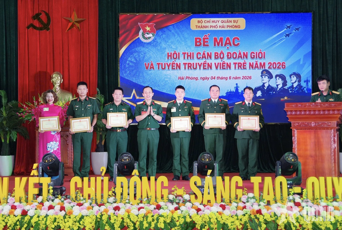  Đại tá Lê Anh Tuấn, Phó chính ủy Bộ CHQS thành phố trao Giấy khen tặng các đội thi đoạt giải.