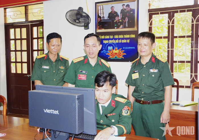  Các đại biểu kiểm tra phần thi kiến thức của các thí sinh.