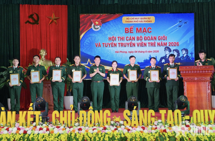  Đại tá Nguyễn Thế Trung, Chủ nhiệm Chính trị Bộ CHQS thành phố trao giấy chứng nhận cán bộ Đoàn giỏi cho các thí sinh tham dự hội thi.