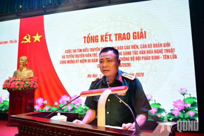 Đại tá, NSND Vũ Tự Long, Giám đốc Nhà hát Chèo Quân đội đại diện Ban giám khảo đánh giá các phần thi. 