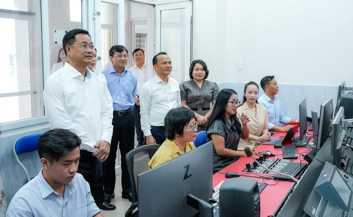 Bí thư Thành ủy Lê Ngọc Quang, Phó Bí thư Thường trực Thành ủy Nguyễn Đình Vĩnh cùng lãnh đạo Ban Tuyên giáo và Dân vận Thành ủy, Văn phòng Thành ủy thăm trụ sở làm việc của Báo và phát thanh, truyền hình Đà Nẵng.