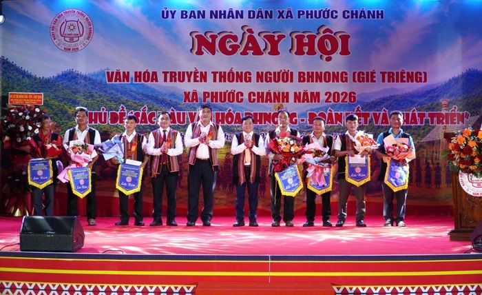 Ông Nguyễn Mạnh Hà - Giám đốc Sở Dân tộc và Tôn giáo TP Đà Nẵng cùng lãnh đạo địa phương tặng cờ lưu niệm cho các thôn.