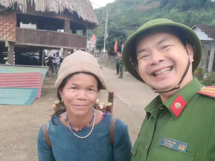 Trung tá Hồng Minh Hiển bên người chị Cơ Tu.