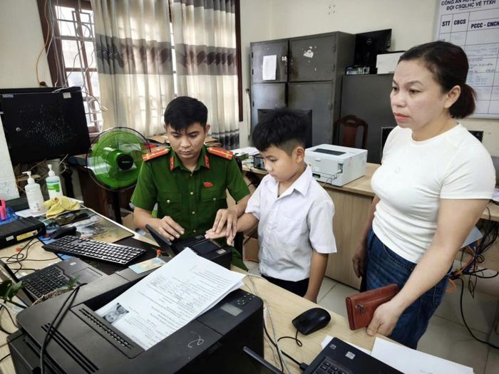Công an xã Hiệp Đức xuyên lễ cấp căn cước cho học sinh và hỗ trợ sửa chữa nhà dân.