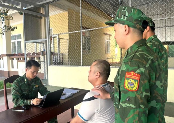 Cán bộ Đồn Biên phòng cửa khẩu quốc tế Lao Bảo lấy lời khai của đối tượng Guo Bingchen.