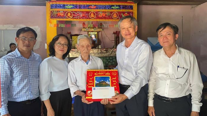 Phó Chủ tịch HĐND thành phố Đoàn Ngọc Hùng Anh trao thiếp mừng thọ, tặng quà cho các cụ tròn 90 tuổi, 100 tuổi trên địa bàn xã Bà Nà.