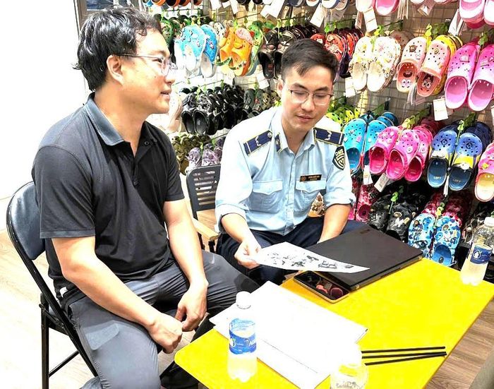 Lực lượng QLTT TP Đà Nẵng tuyên truyền và tổ chức cho 1 hộ kinh doanh trên địa bàn TP ký cam kếtkhông kinh doanh hàng hóa xâm phạm quyền SHTT.
